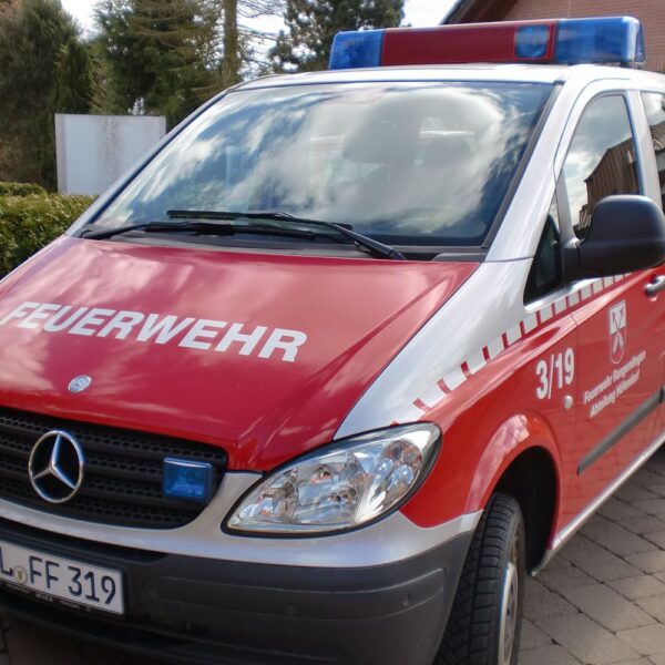 Beschriftetes Einsatzfahrzeug der Feuerwehr Rangendingen