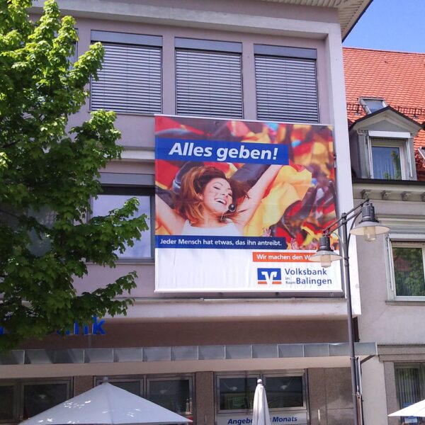 Digitalgedrucktes Fassadenbanner für die Volksbank im Raum Balingen
