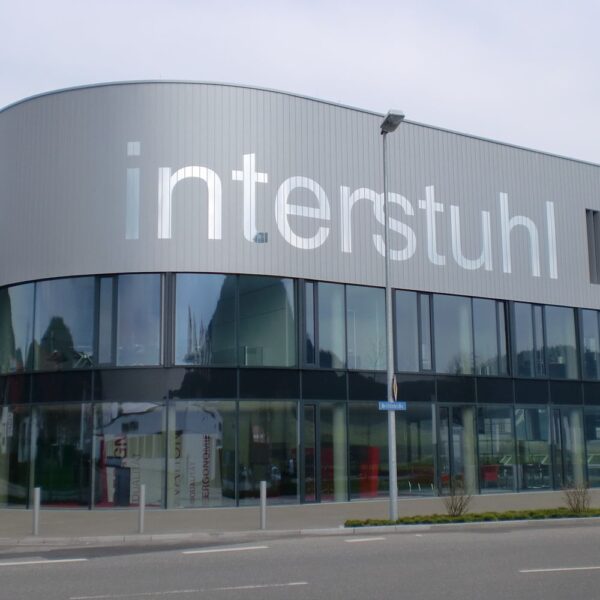 Großflächige Fassadenbeschriftung am Werk von interstuhl