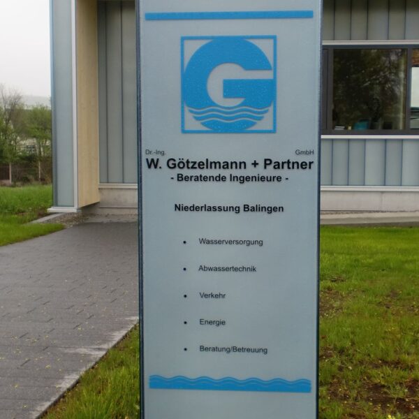 Firmenschild für das Ingenieurbüro Götzelmann und Partner