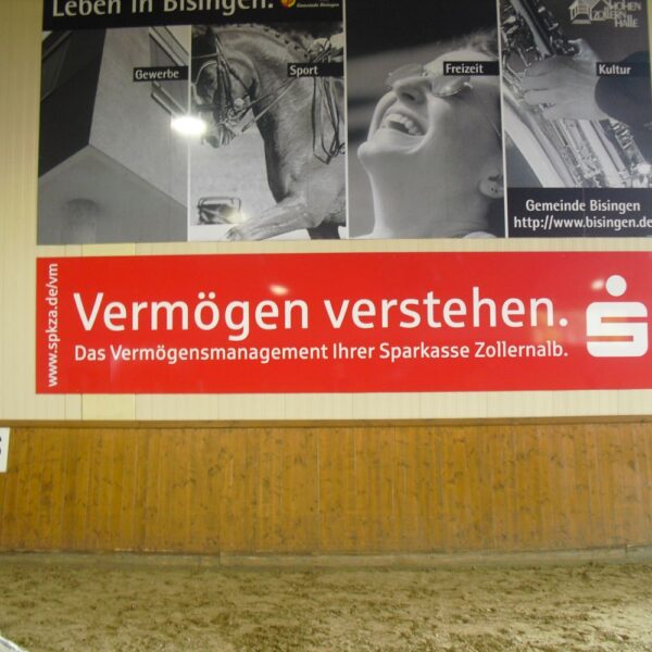 Werbebanner in der Reithalle für die Sparkasse Zollernalb