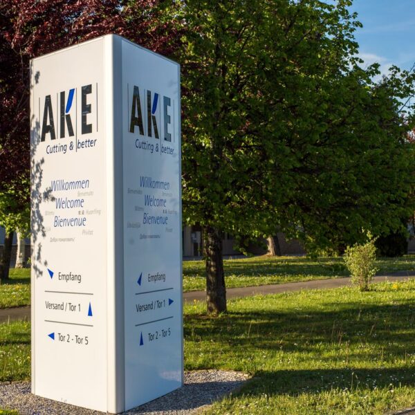 Beleuchteter Pylon mit Leitsystem für AKE, gefertigt und montiert von City Promotion Balingen