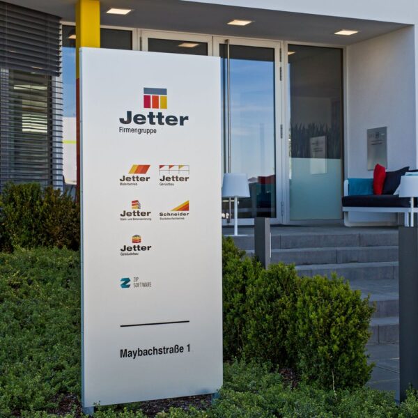 Pylon mit Firmengruppen-Logos für die Jetter Firmengruppe