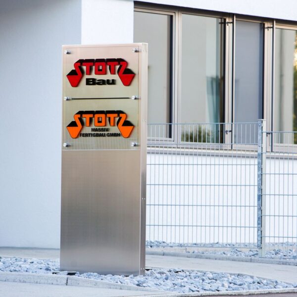 Edelstahl-Pylon mit Acrylglas-Logos für Stotz Bau
